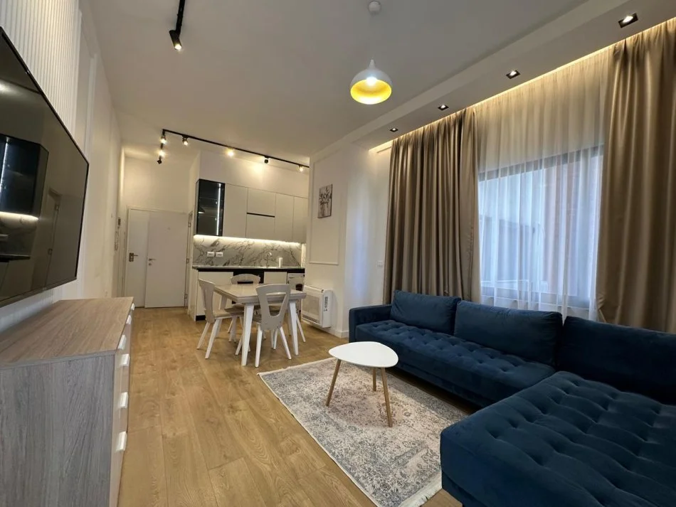 Tirane, jepet me qera apartament 1+1 Kati 2, 65 m² 700 € (Kryqezimi i Komunes se Parisit)