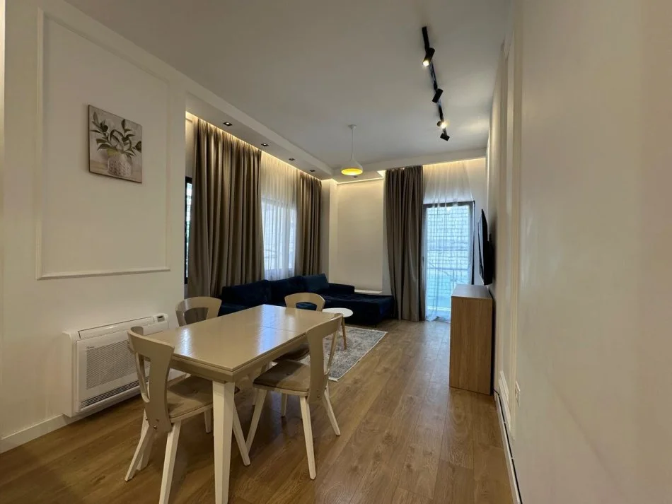 Tirane, jepet me qera apartament 1+1 Kati 2, 65 m² 700 € (Kryqezimi i Komunes se Parisit)