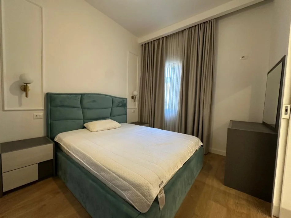 Tirane, jepet me qera apartament 1+1 Kati 2, 65 m² 700 € (Kryqezimi i Komunes se Parisit)