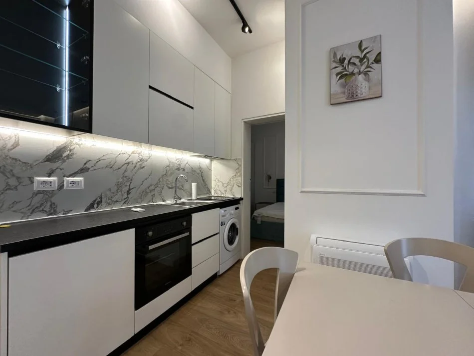Tirane, jepet me qera apartament 1+1 Kati 2, 65 m² 700 € (Kryqezimi i Komunes se Parisit)