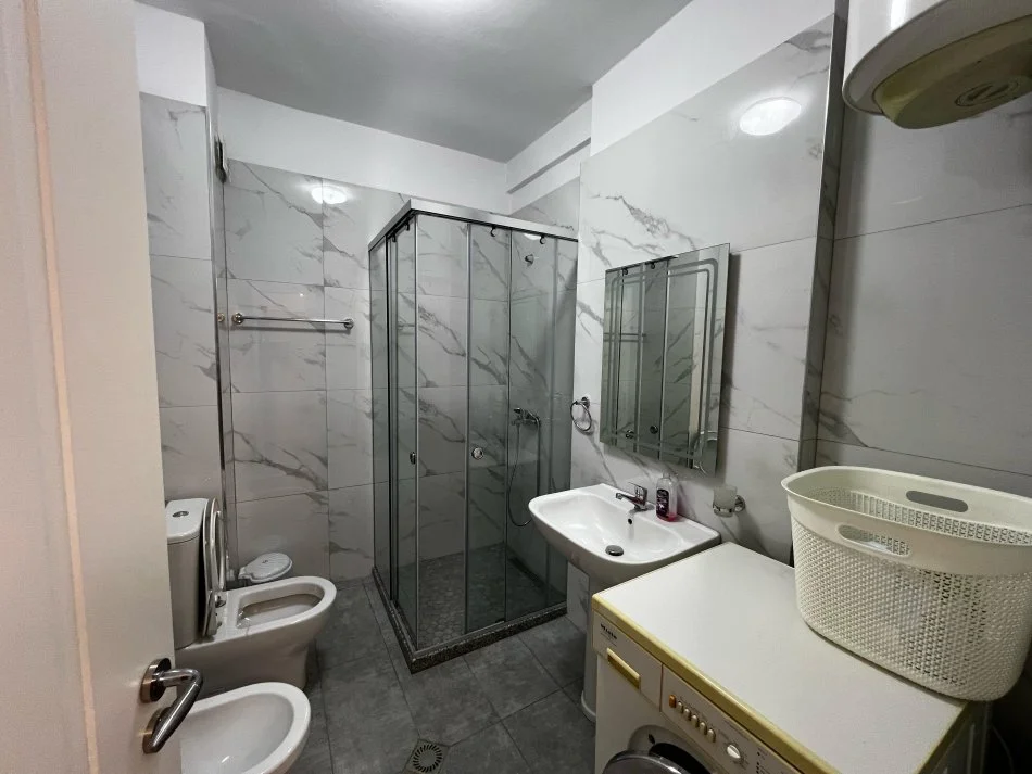 Tirane, jepet me qera apartament 2+1+Aneks+Ballkon Kati 2, 114 m² 1.000 € (Kopshti Botanik)