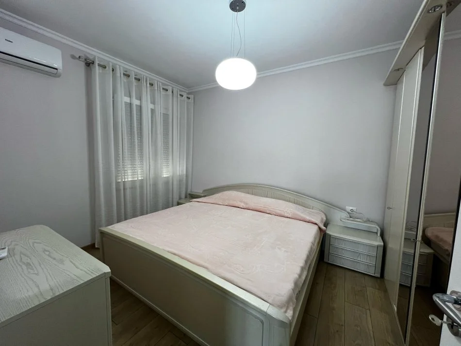 Tirane, jepet me qera apartament 2+1+Aneks+Ballkon Kati 2, 114 m² 1.000 € (Kopshti Botanik)