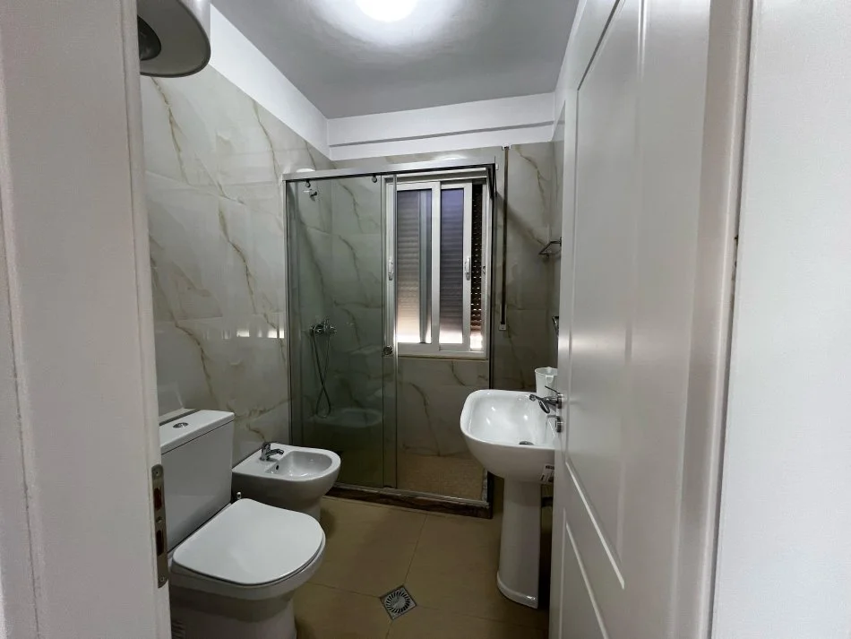 Tirane, jepet me qera apartament 2+1+Aneks+Ballkon Kati 2, 114 m² 1.000 € (Kopshti Botanik)