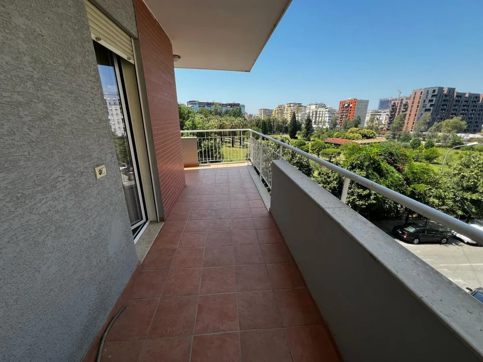 Tirane, jepet me qera apartament 2+1+Aneks+Ballkon Kati 2, 114 m² 1.000 € (Kopshti Botanik)