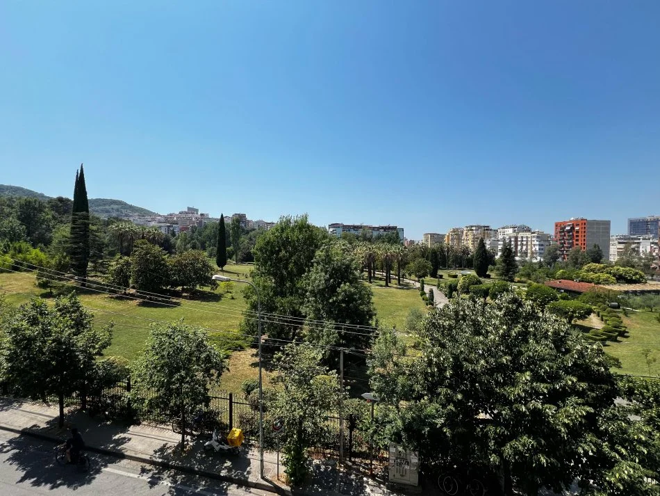 Tirane, jepet me qera apartament 2+1+Aneks+Ballkon Kati 2, 114 m² 1.000 € (Kopshti Botanik)