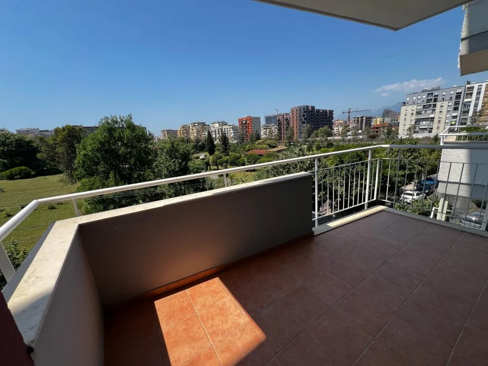 Tirane, jepet me qera apartament 2+1+Aneks+Ballkon Kati 2, 114 m² 1.000 € (Kopshti Botanik)