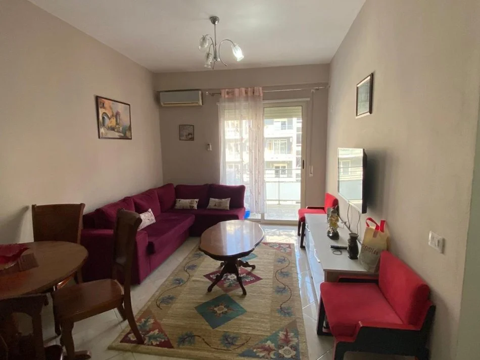 Tirane, jepet me qera apartament 1+1+Ballkon Kati 5, 70 m² 500 € (bedri karapici)