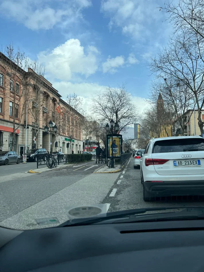 Tirane, jepet me qera apartament 1+1 Kati 5, 65 m² 550 € (Rruga e Kavajes prane Xhamise Dine Hoxha ne Tirane ID D8241A-81))