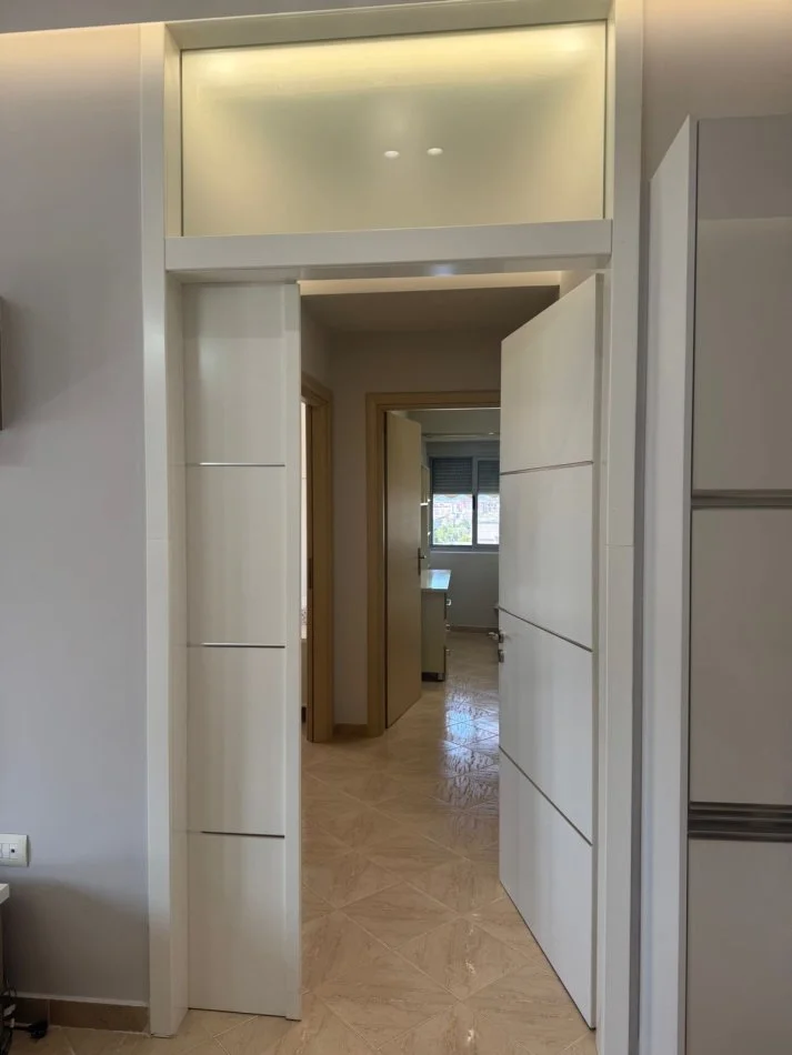 Tirane, jepet me qera apartament 2+1+2 Kati 5, 650 € (Shkolla Bajram Curri)