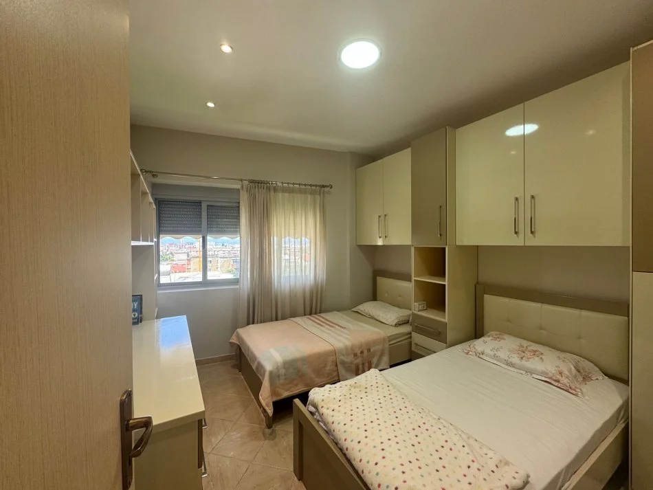 Tirane, jepet me qera apartament 2+1+2 Kati 5, 650 € (Shkolla Bajram Curri)