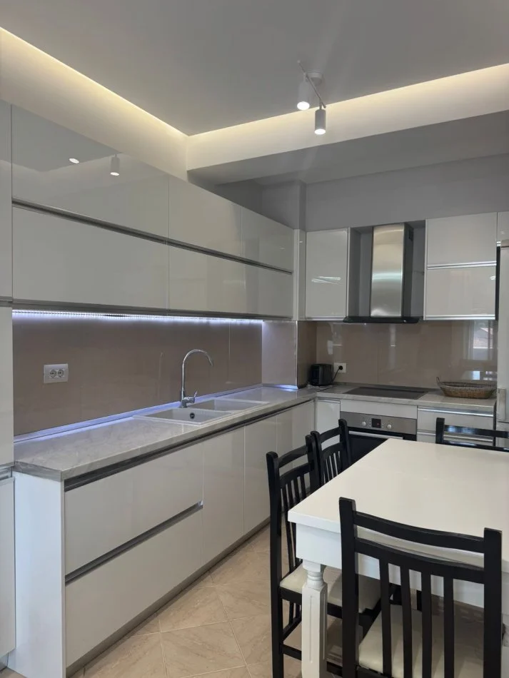 Tirane, jepet me qera apartament 2+1+2 Kati 5, 650 € (Shkolla Bajram Curri)