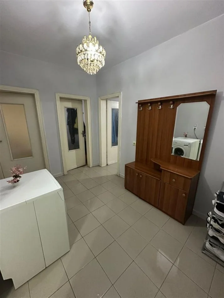 Tirane, jepet me qera apartament 2+1 Kati 4, 80 m² 500 € (Bulevardi Zogu 1,Ngjitur me Ministrine e drejtesise Cmimi: 50000 leke)
