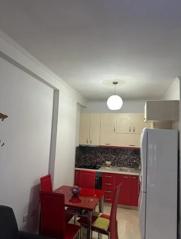 Tirane, jepet me qera apartament 1+1 , 450 € (Astir, Eja studio)
