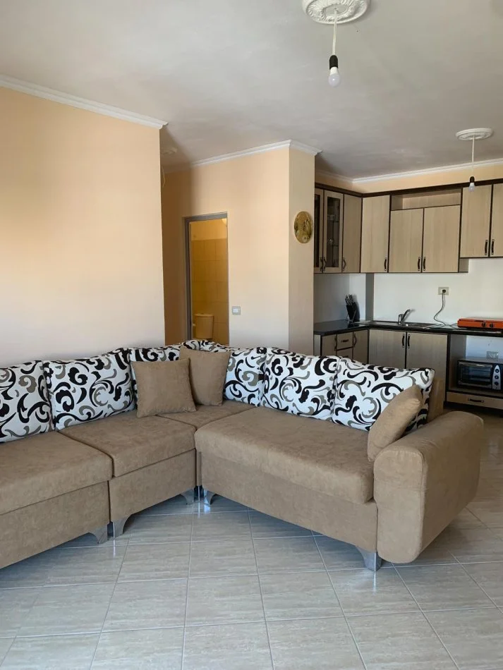 Shkembi Kavajes, jepet me qera apartament 2+1 , 76 m² 82.940 € (Shkembi i Kavajes, perballe Hotel Bellavista)
