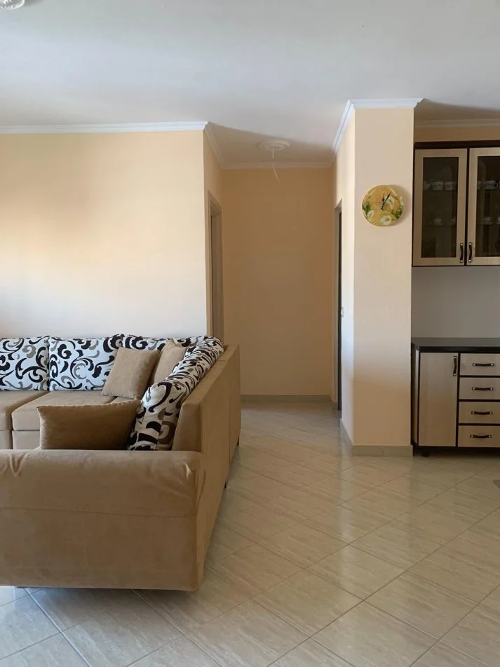 Shkembi Kavajes, jepet me qera apartament 2+1 , 76 m² 82.940 € (Shkembi i Kavajes, perballe Hotel Bellavista)