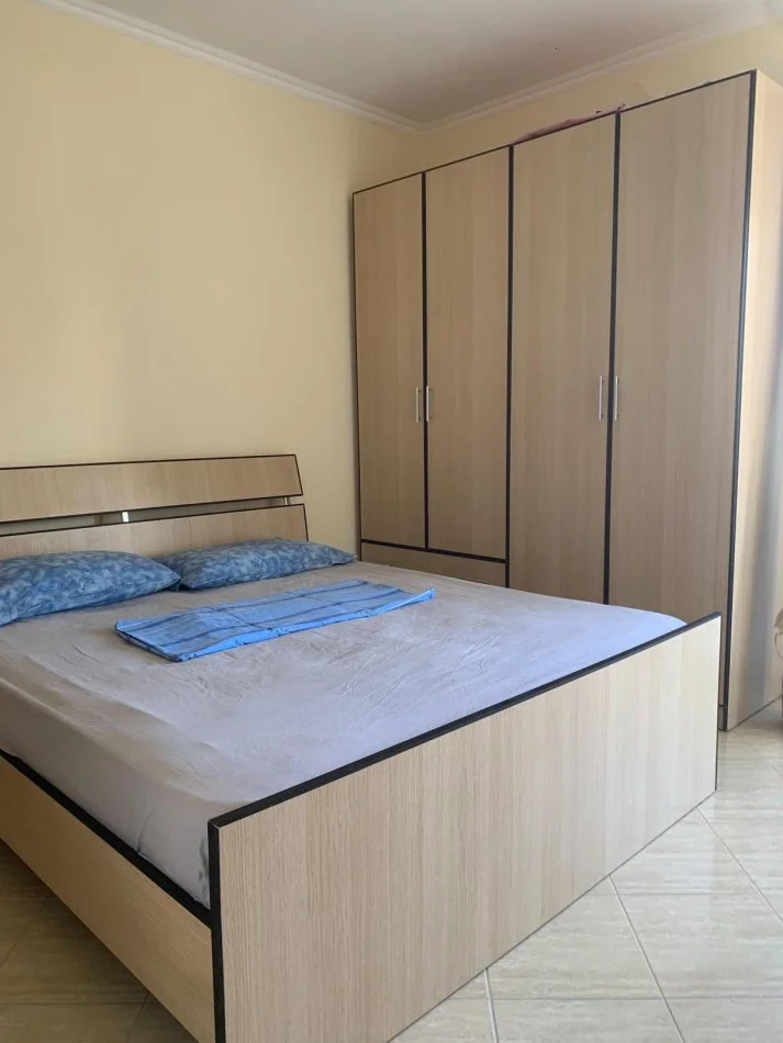 Shkembi Kavajes, jepet me qera apartament 2+1 , 76 m² 82.940 € (Shkembi i Kavajes, perballe Hotel Bellavista)