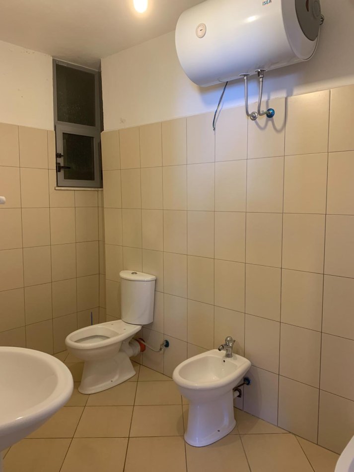 Shkembi Kavajes, jepet me qera apartament 2+1 , 76 m² 82.940 € (Shkembi i Kavajes, perballe Hotel Bellavista)