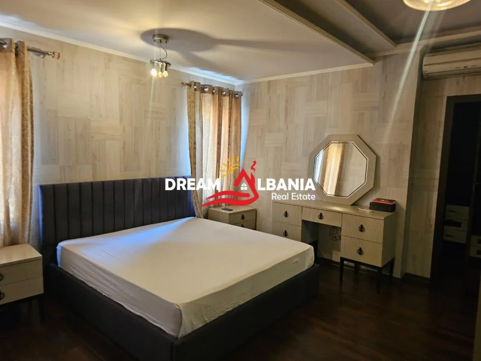 Tirane, jepet me qera apartament 2+1+Ballkon Kati 5, 130 m² 1.800 € (Zona e Bllokut ne Tirane)