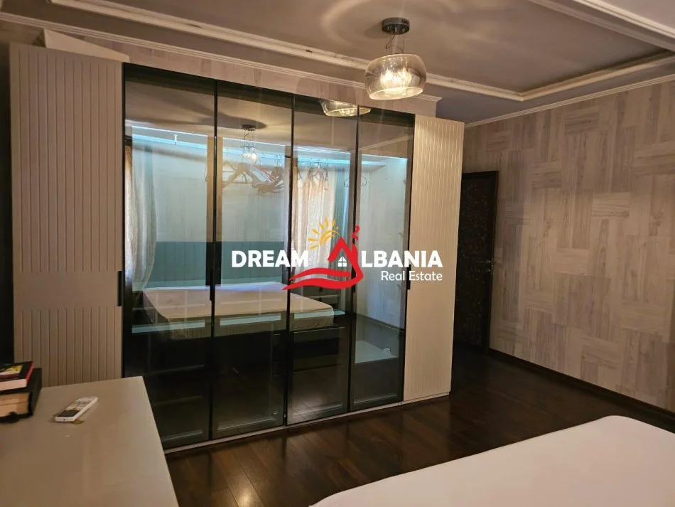 Tirane, jepet me qera apartament 2+1+Ballkon Kati 5, 130 m² 1.800 € (Zona e Bllokut ne Tirane)