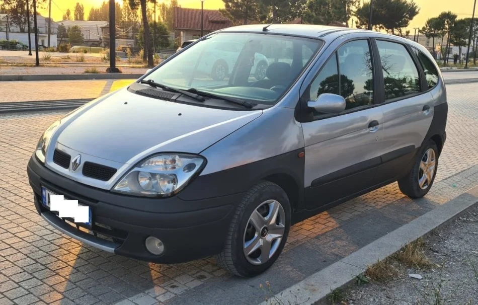 Tirane, shes makine Renault Benzin+Gaz, gri e erret manuale Kondicioner 358 km 2.000 €