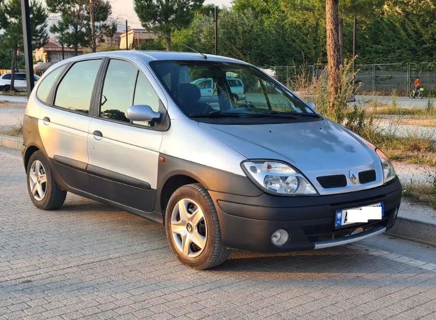 Tirane, shes makine Renault Benzin+Gaz, gri e erret manuale Kondicioner 358 km 2.000 €