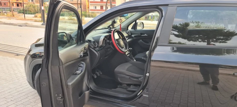 Tirane, shes makine Chevrolet Nafte, e zeze manuale Kondicioner 125 000 milje (200 000 km).  6800 €