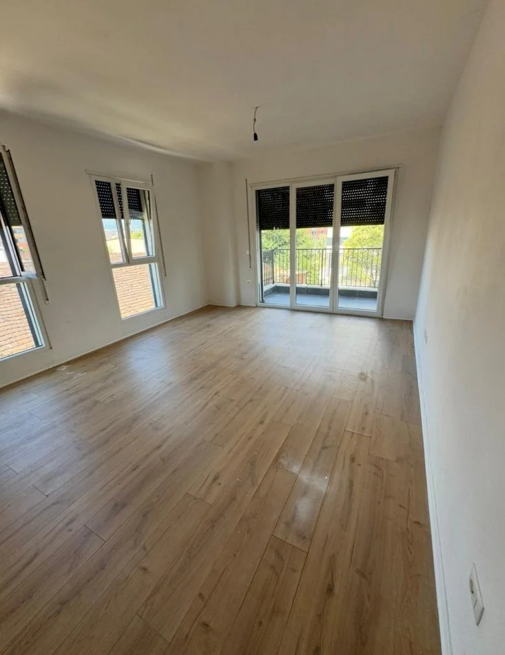 Tirane, jepet me qera apartament 2+1+Ballkon Kati 3, 99 m² 650 € 