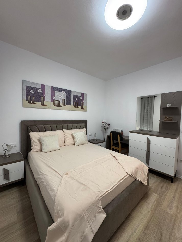 Tirane, jepet me qera apartament 1+1+Ballkon Kati 7, 65 m² 400 € 