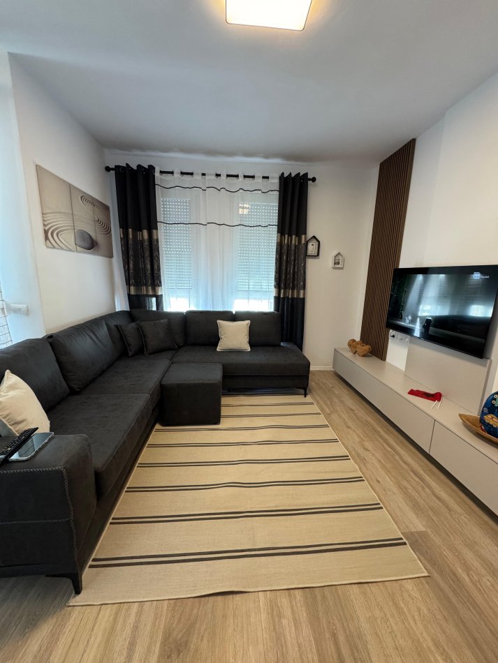 Tirane, jepet me qera apartament 1+1+Ballkon Kati 7, 65 m² 400 € 