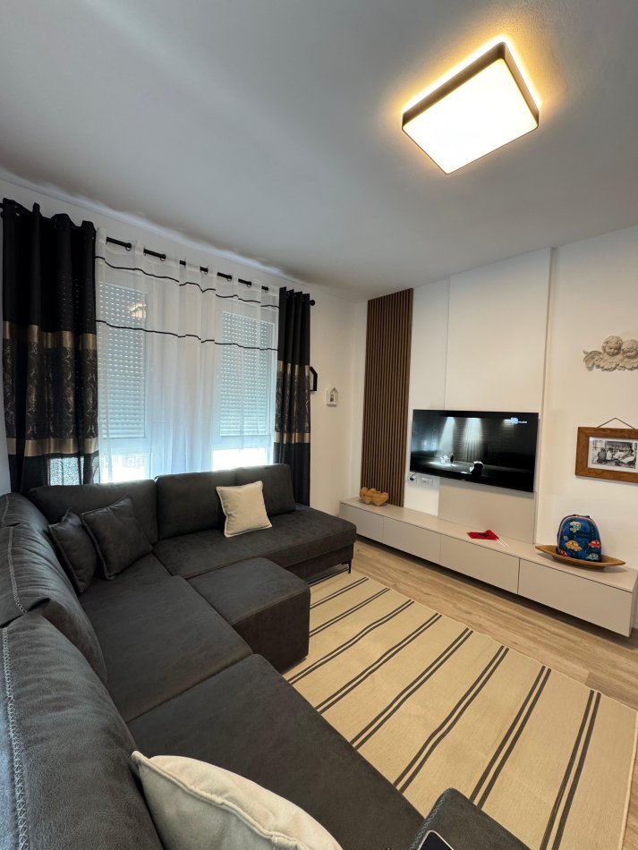Tirane, jepet me qera apartament 1+1+Ballkon Kati 7, 65 m² 400 € 