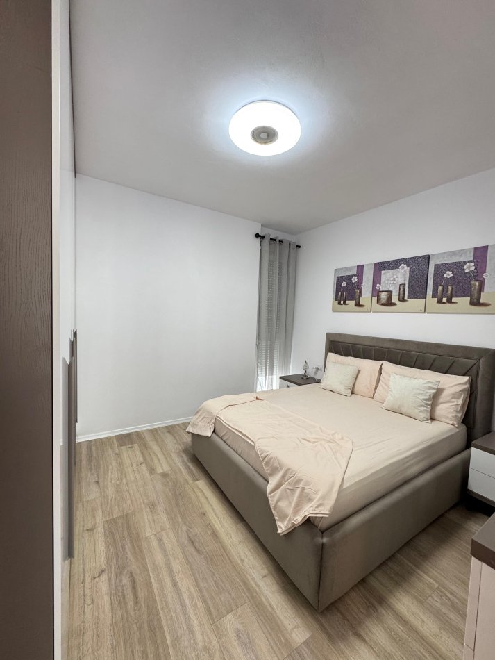 Tirane, jepet me qera apartament 1+1+Ballkon Kati 7, 65 m² 400 € 