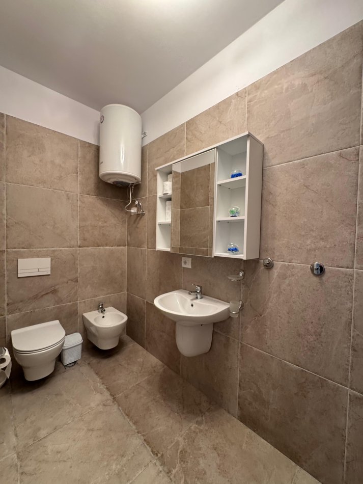 Tirane, jepet me qera apartament 1+1+Ballkon Kati 7, 65 m² 400 € 