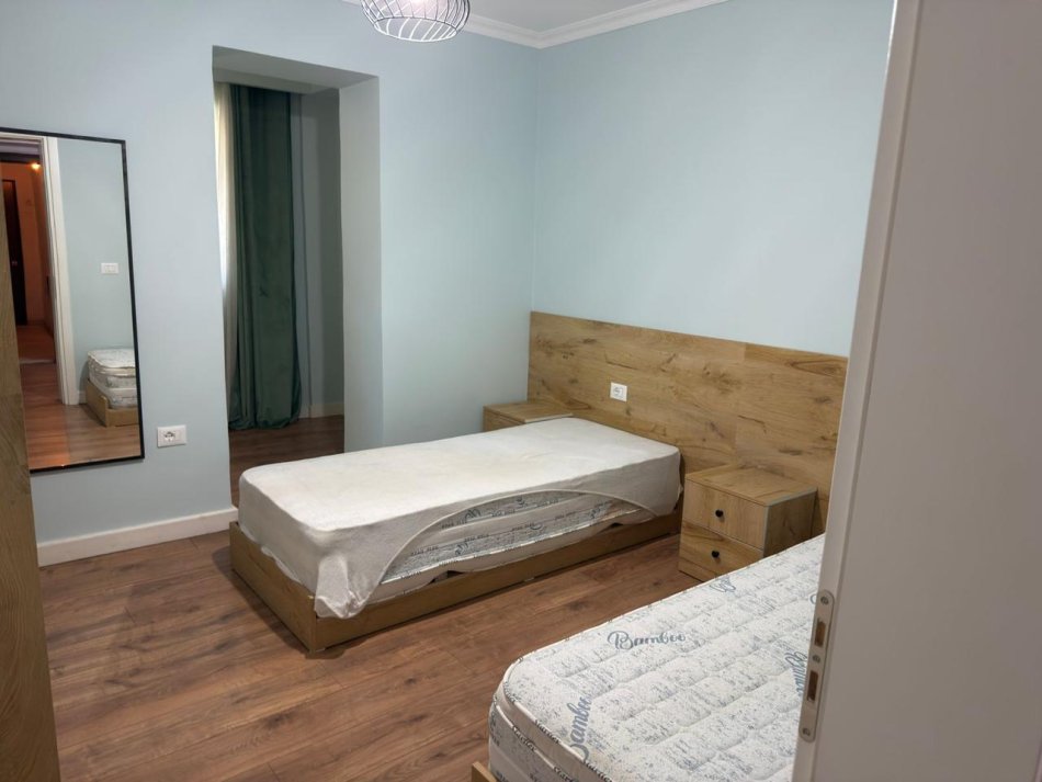 Tirane, jap me qera apartament 2+1 Kati 2, 100 m² 700 € 