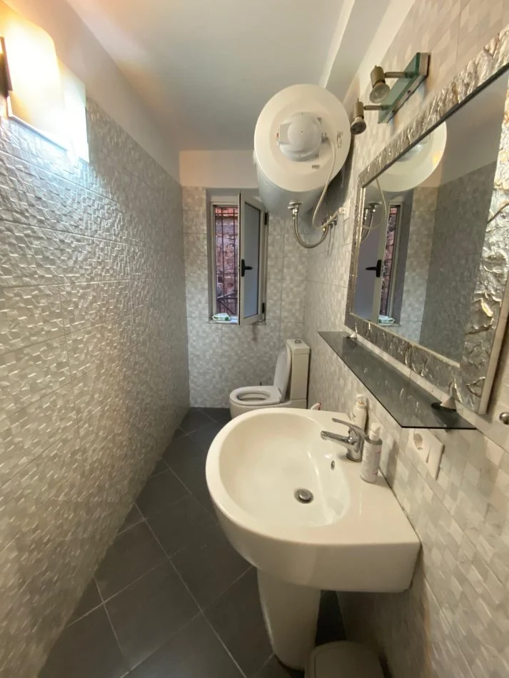 Tirane, jepet me qera apartament 2+1 Kati 3, 450 € (Oxhaku)