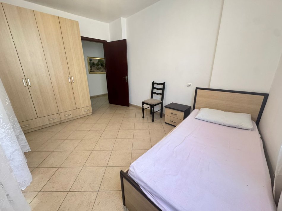 Tirane, jap me qera apartament 2+1+Ballkon Kati 4, 95 m² 400 € 