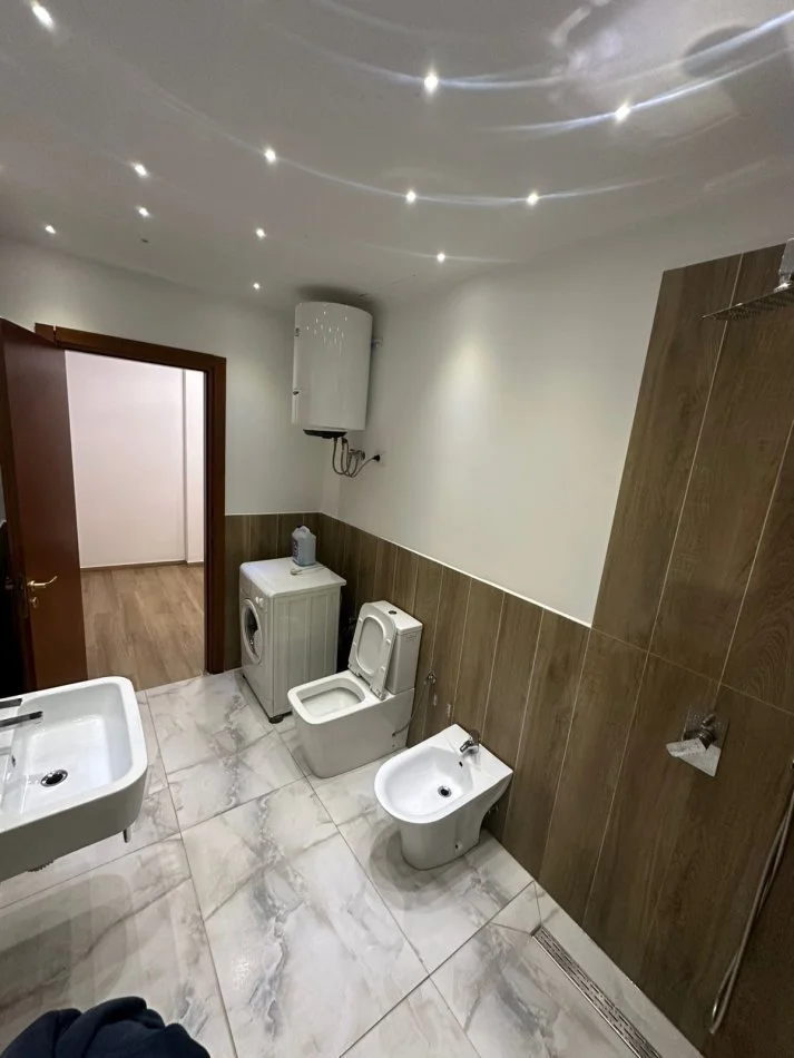 Tirane, jap me qera apartament 2+1+Ballkon Kati 6, 80 m² 550 € (rruga Don Bosko)