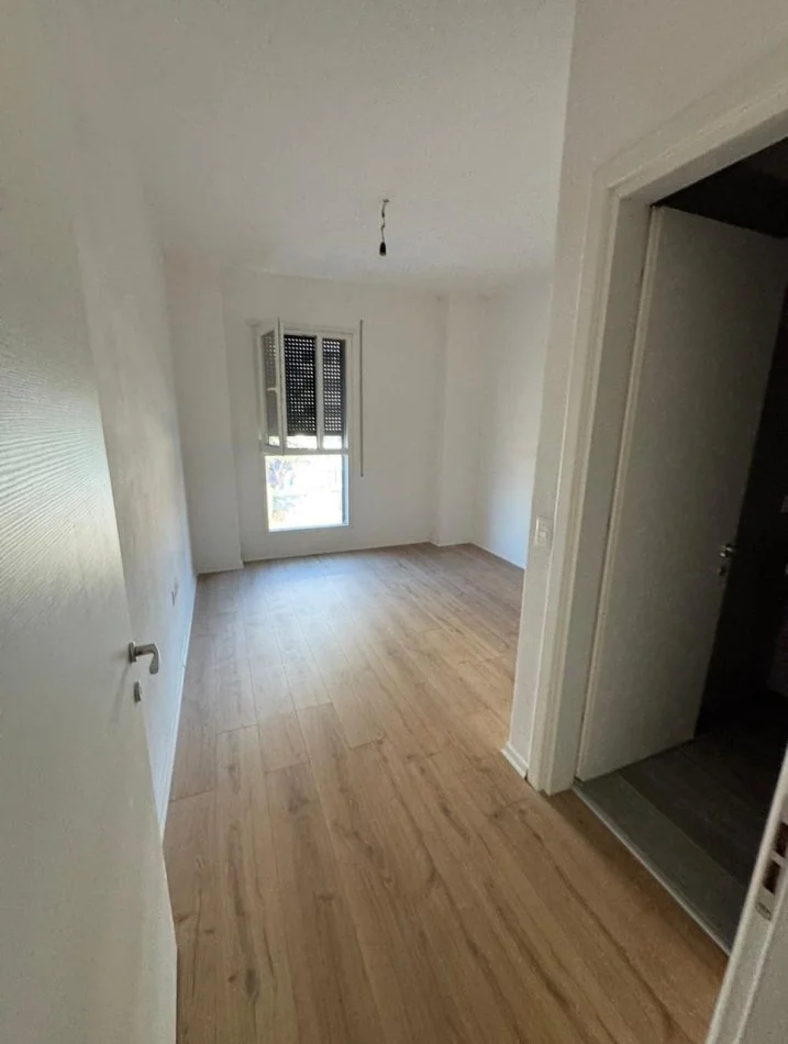 Tirane, jepet me qera apartament 2+1+Ballkon Kati 3, 99 m² 650 € 