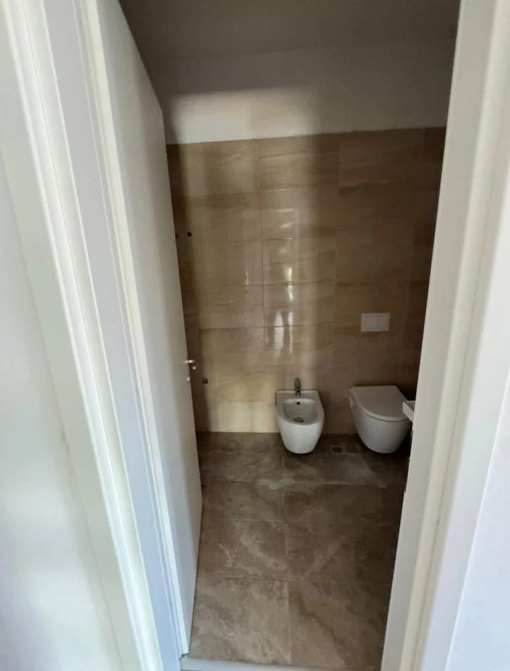 Tirane, jepet me qera apartament 2+1+Ballkon Kati 3, 99 m² 650 € 