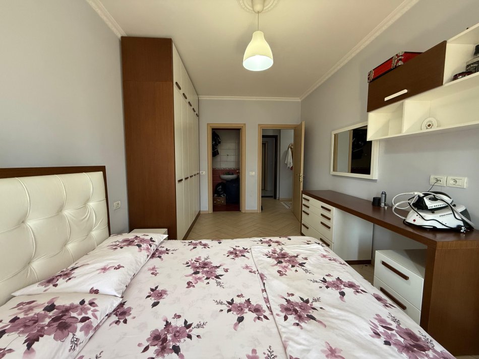 Tirane, jepet me qera apartament 2+1 Kati 4, 112 m² 550 € 