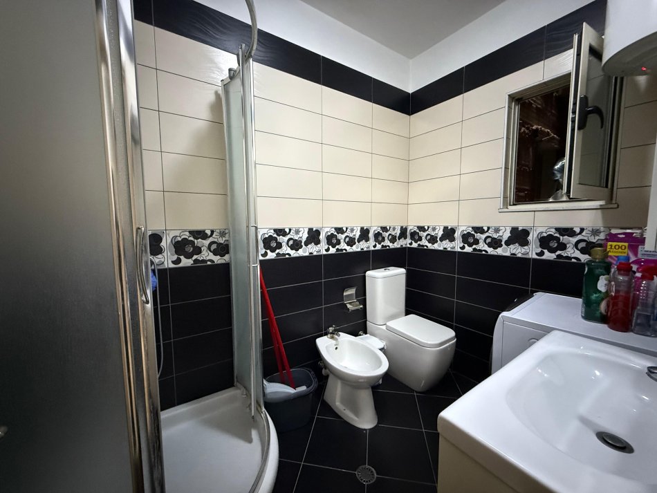 Tirane, jepet me qera apartament 2+1 Kati 4, 112 m² 550 € 