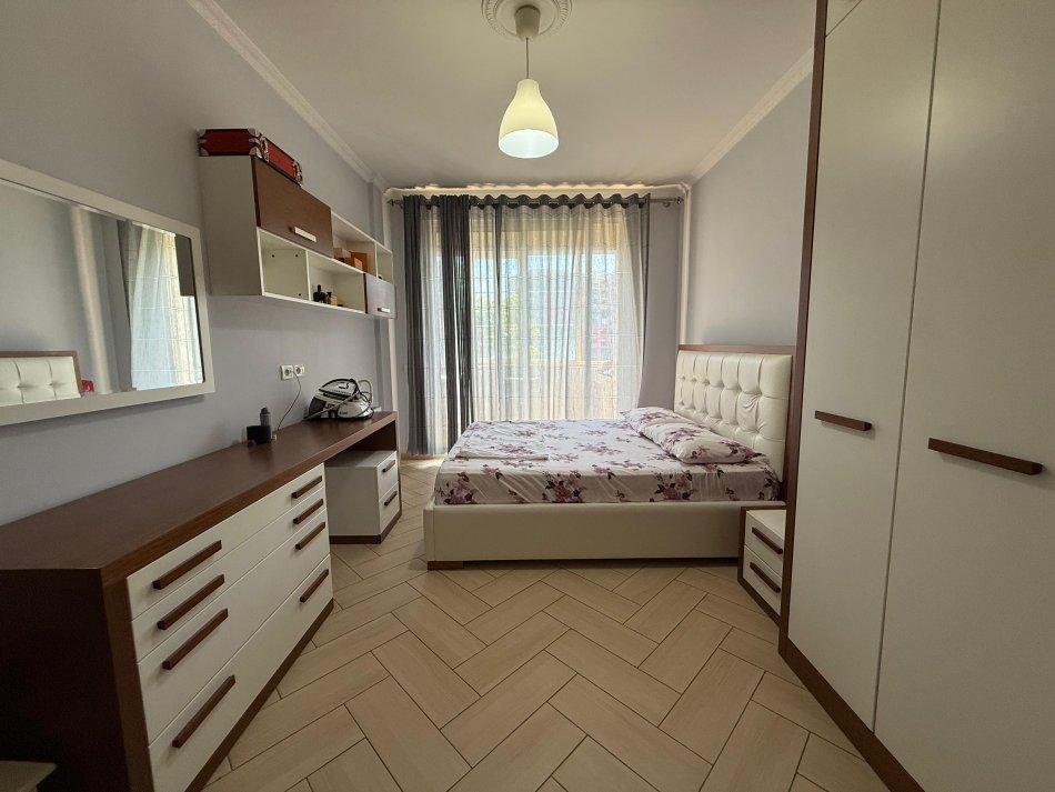 Tirane, jepet me qera apartament 2+1 Kati 4, 112 m² 550 € 