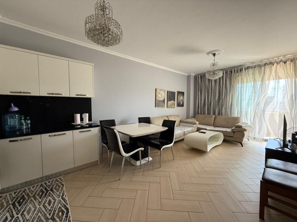 Tirane, jepet me qera apartament 2+1 Kati 4, 112 m² 550 € 