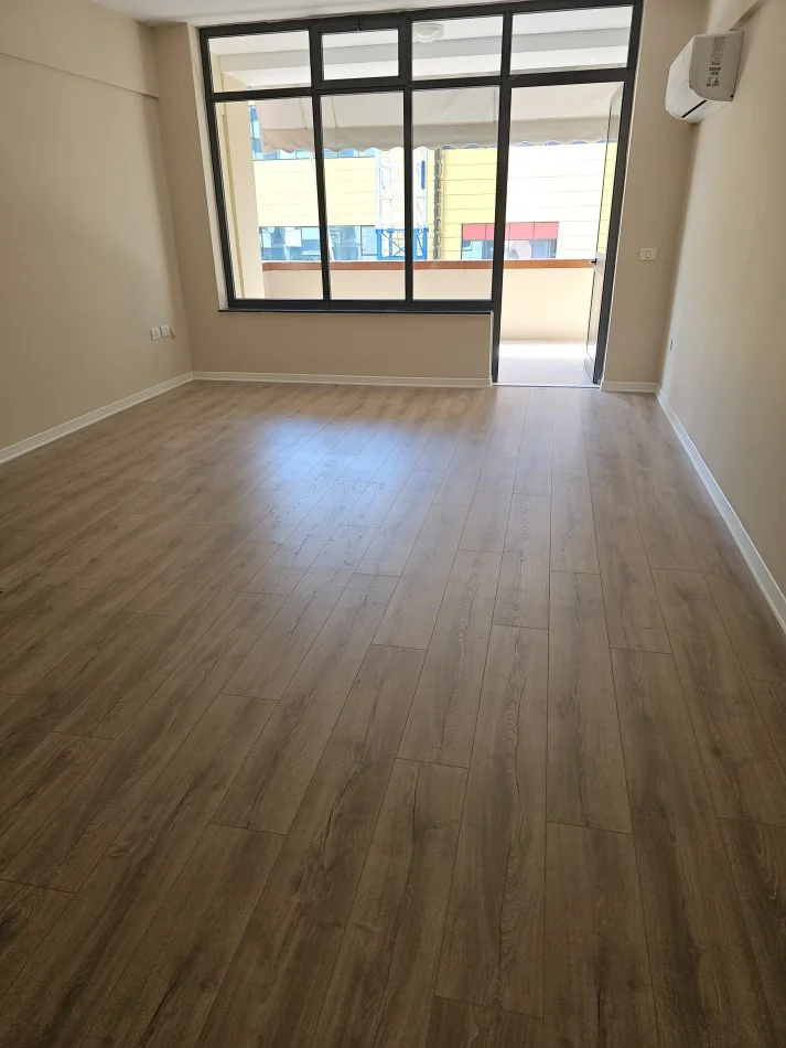 Tirane, jepet me qera apartament duplex 2+1+Ballkon Kati 4, 900 € 
