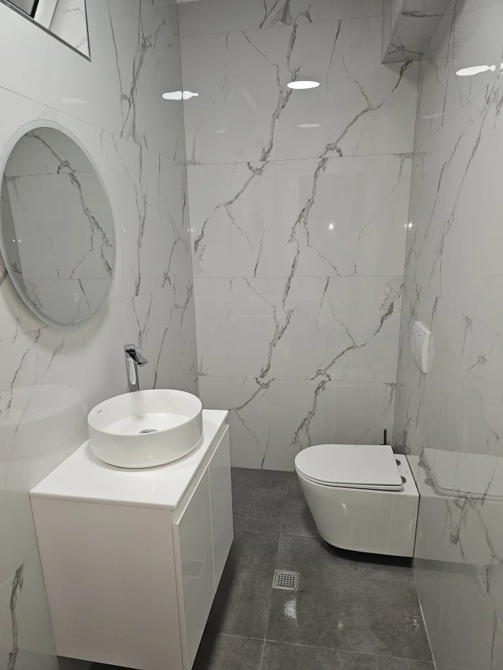 Tirane, jepet me qera apartament duplex 2+1+Ballkon Kati 4, 900 € 