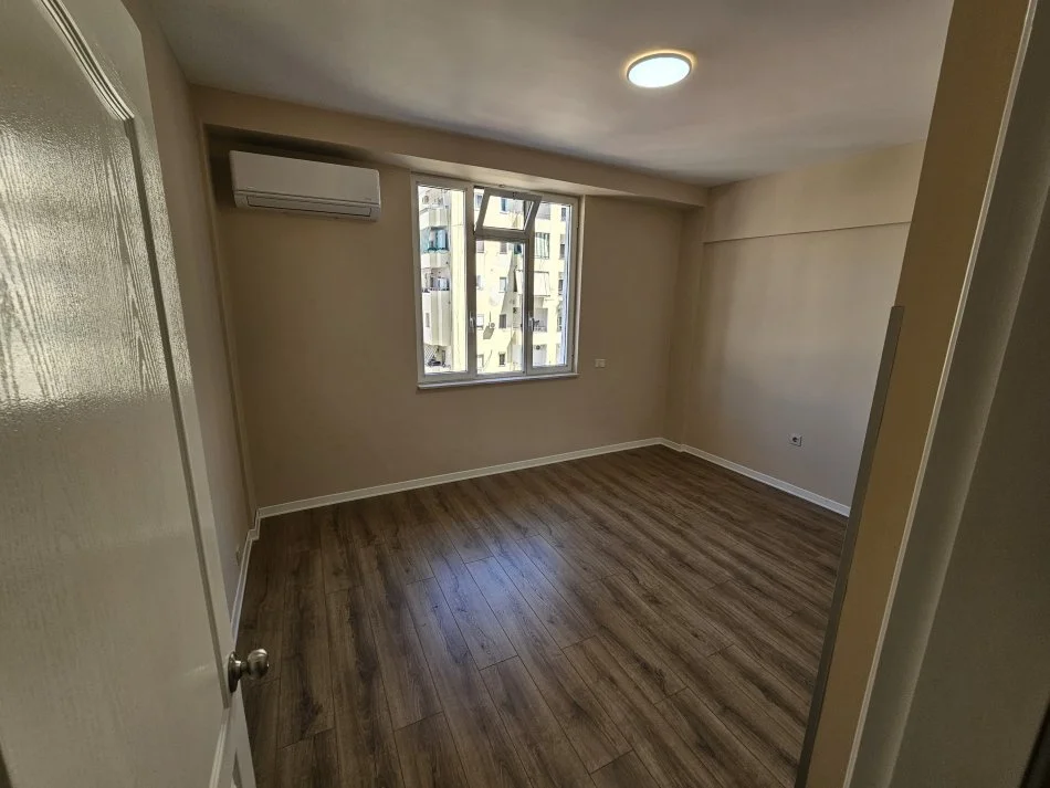 Tirane, jepet me qera apartament duplex 2+1+Ballkon Kati 4, 900 € 