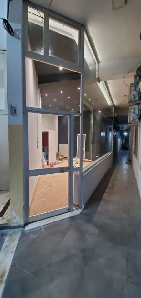 Tirane, jepet me qera dyqan Kati 0, 30 m² 450 € 