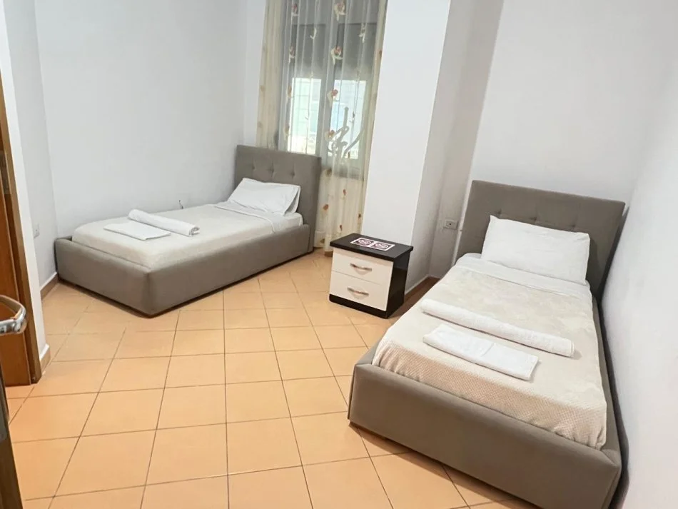 Tirane, jepet me qera apartament 2+1+Ballkon Kati 2, 95 m² 750 € (Zogu i Zi)