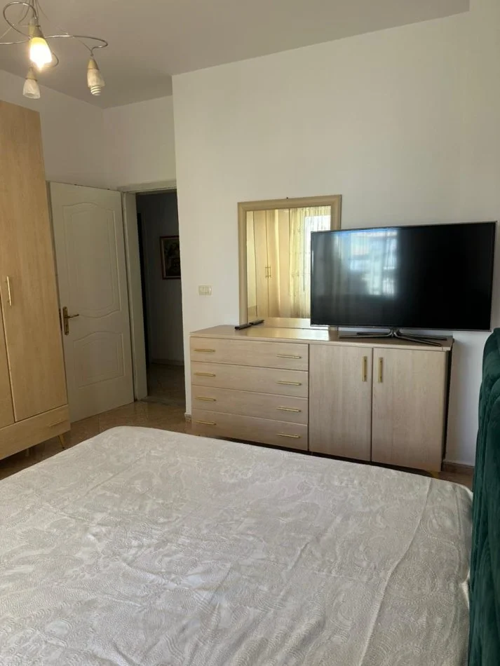 Tirane, jepet me qera apartament 2+1 Kati 4, 110 m² 750 € (Komuna Parisit)