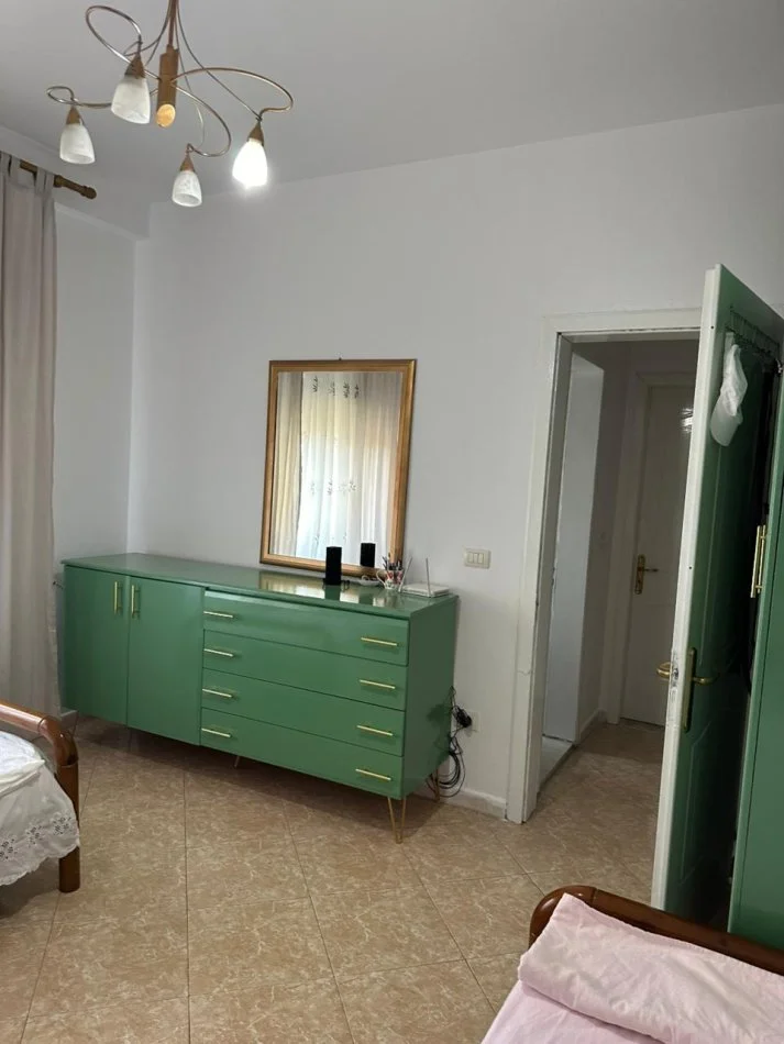 Tirane, jepet me qera apartament 2+1 Kati 4, 110 m² 750 € (Komuna Parisit)