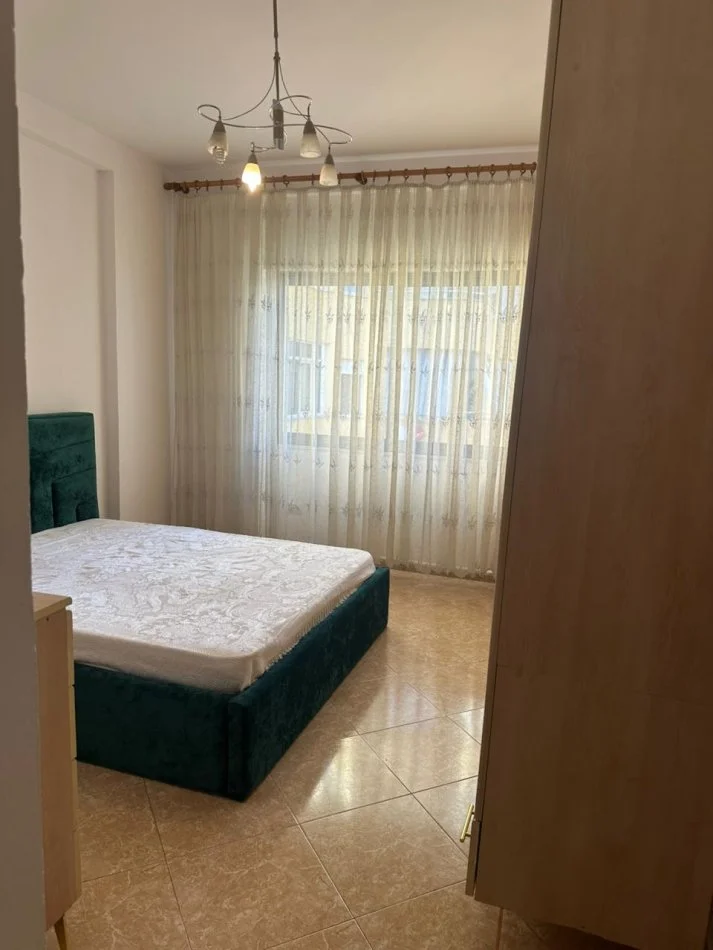 Tirane, jepet me qera apartament 2+1 Kati 4, 110 m² 750 € (Komuna Parisit)